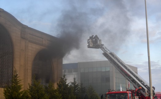 İzmir'de fabrika yangını! İtfaiye ekiplerinin müdahalesiyle kısa sürede kontrol altına alındı