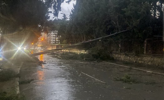 Fırtına Buca'yı vurdu, belediye ekipleri anında sahaya indi