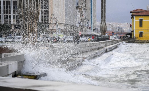 Fırtına duvarı Kordon'u taşkından korudu