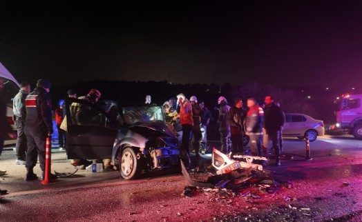Foça'da gece yarısı can pazarı: 2'si ağır 6 yaralı