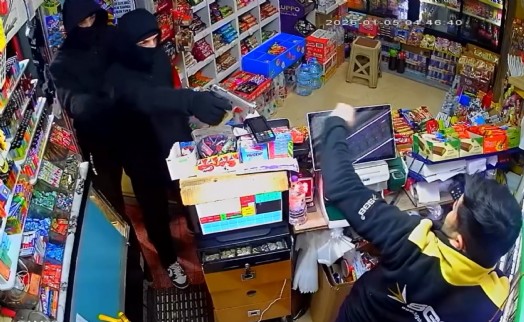 Girdikleri markette kasadaki parayı gasbeden 2 şüpheli tutuklandı
