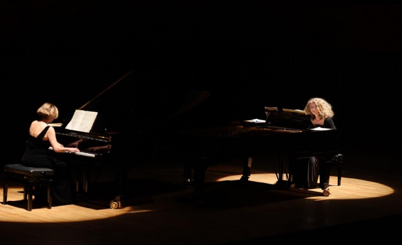 İki piyano, iki kültür: AASSM’de duygusal konser