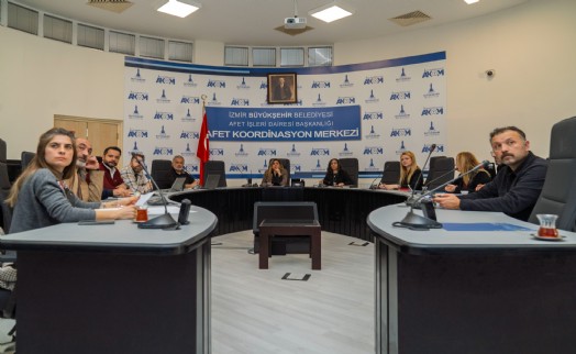 İzmir Büyükşehir Belediyesi'nden turuncu kod alarmı: Kriz masası devrede, tüm birimler sahada