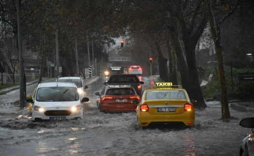 İzmir'de sağanak ve fırtına etkili oldu; Kemeraltı'nı su bastı, ağaçlar devrildi, çatılar uçtu!