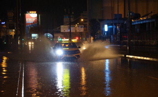 İzmir'de sağanak etkili oldu