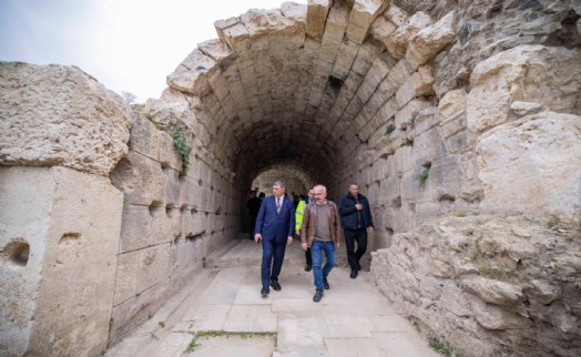 İzmir'den tarihe yol: Smyrna Antik Tiyatrosu turizme açılıyor!