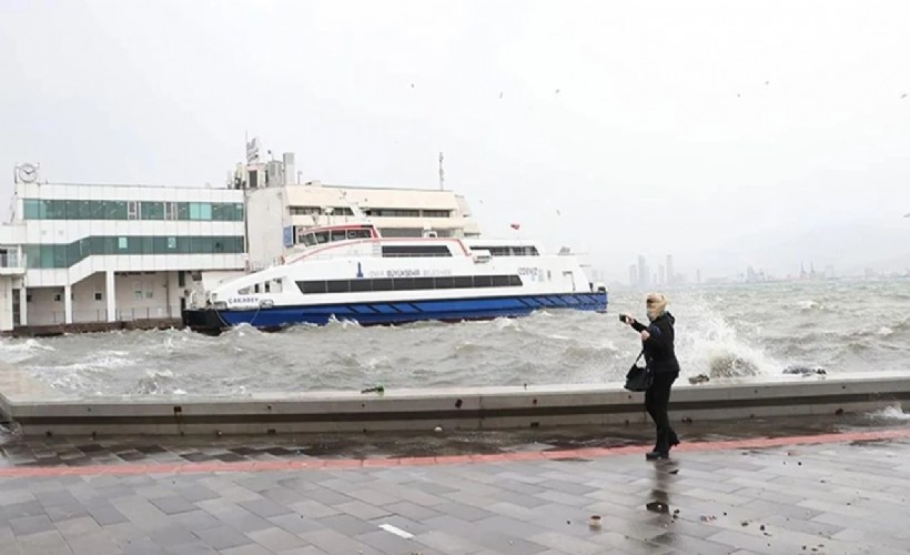 İzmir'de vapur ve arabalı feribot seferleri normale döndü!