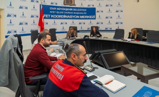 İzmir'de yağış sonrası hasar tespit ve müdahale çalışmaları devam ediyor