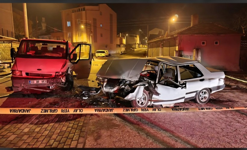 Kamyonet ile otomobil çarpıştı: 3 yaralı
