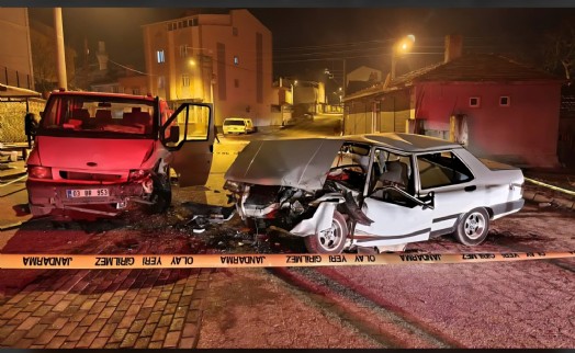 Kamyonet ile otomobil çarpıştı: 3 yaralı