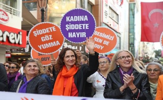 Karşıyaka'da ‘Kadın ve Aile Hizmetleri' ile 5 bin kadına destek