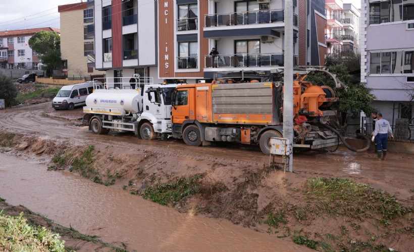 Kemalpaşa Ulucak’ta menfeze giren aracın çıkarılma çalışmaları sürüyor