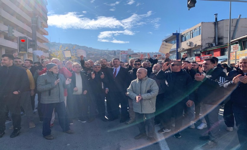 Kemeraltı'nda otopark krizi büyüyor: Esnaf yol kapattı!