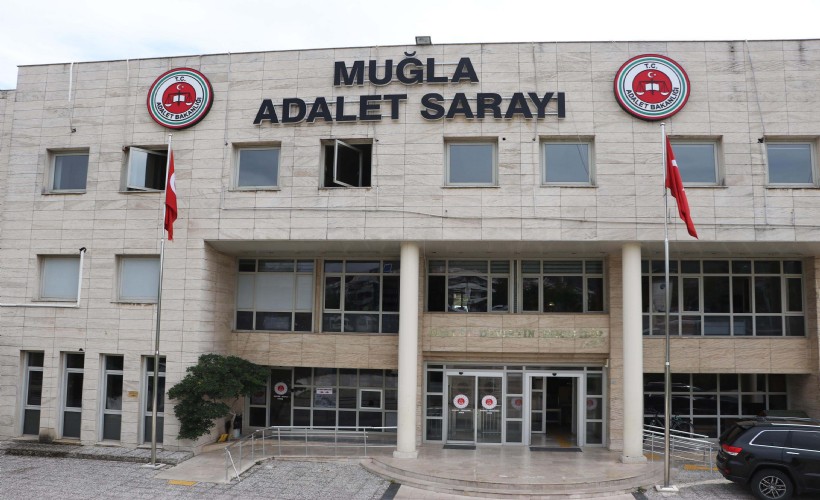 Kendisini polis olarak tanıttığı kadını, 2 milyon dolandırdı