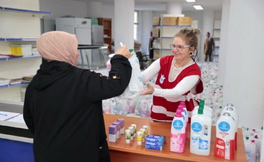 Konak'tan ihtiyaç sahiplerine temizlik ve hijyen malzemesi desteği