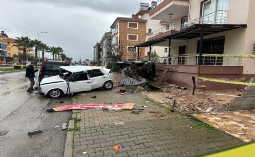 Kontrolden çıkan kamyonet dehşet saçtı: 1'i ağır 5 yaralı!