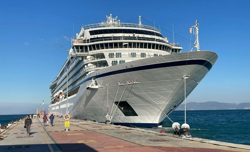 Kuşadası'na yeni yılın ilk kruvaziyer gemisi geldi