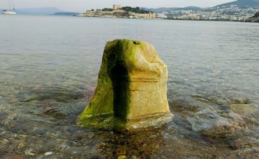Kuşadası'nda deniz suyu çekildi; Roma kaidesi ortaya çıktı