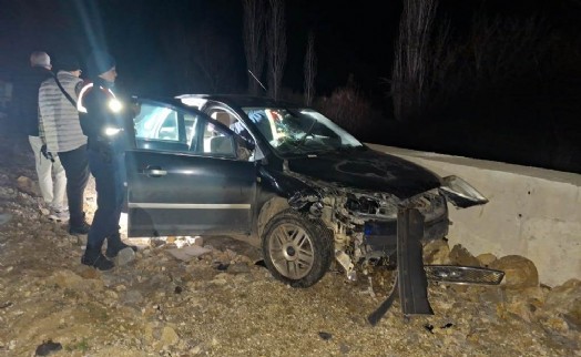 Kütahya'da otomobil motosiklete çarptı: 2 yaralı