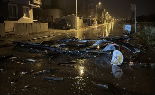 Kütahya'da evlerin çatısı uçtu, ağaçlar devrildi