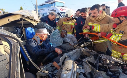 Traktör ile otomobil çarpıştı: 1 ağır yaralı! Kaza anı kamerada