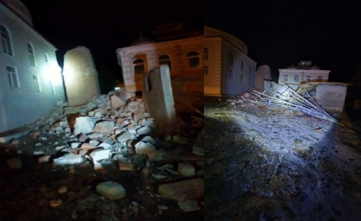 Manisa'da fırtınada cami minaresi devrildi