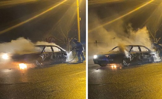 Manisa'da seyir halindeki otomobil alev aldı