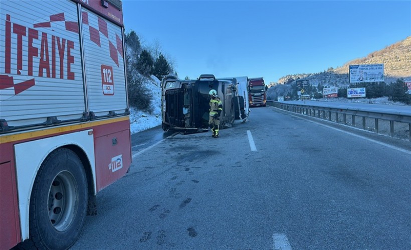 Meyve yüklü TIR devrildi: 1 yaralı