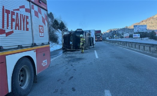 Meyve yüklü TIR devrildi: 1 yaralı
