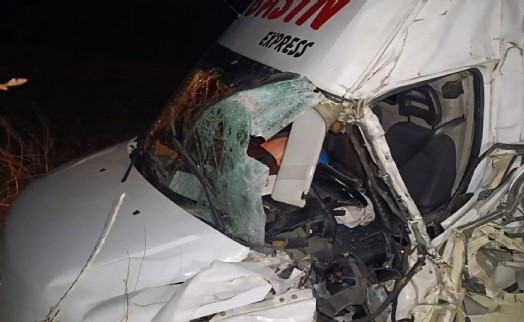 Minibüs şarampole devrildi: 2 yaralı