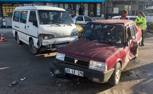 Otomobille minibüs çarpıştı: 1 yaralı