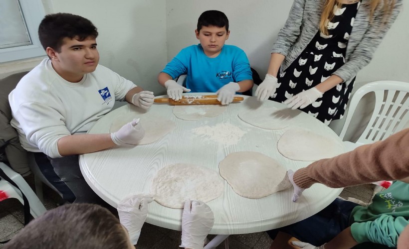 Özel eğitim öğrencileri köyde bazlama yaptı