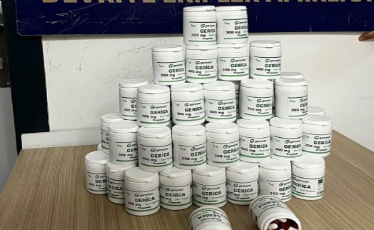 Polisten kaçarken attığı poşetten uyuşturucu çıktı