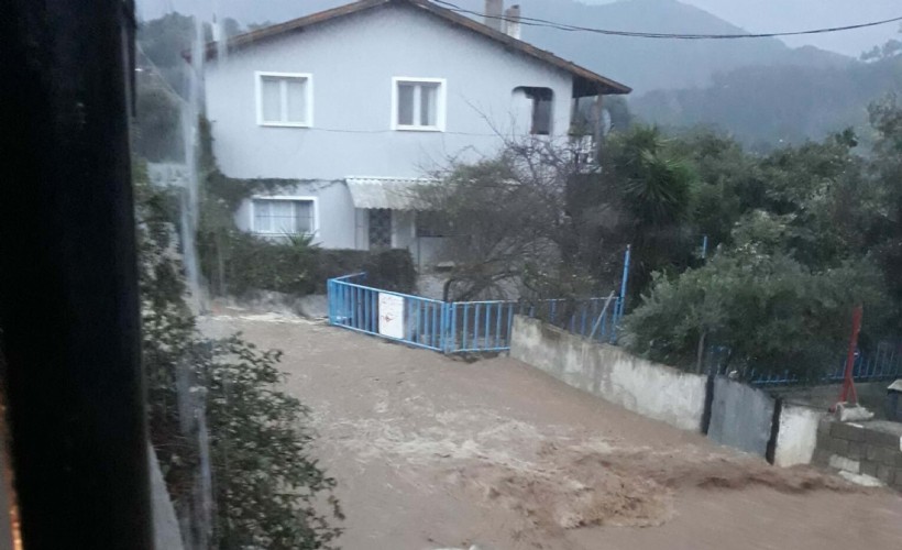 Sağanak İzmir'i vurdu! Evler ve tarlalar su altında