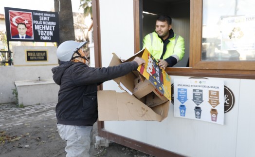 Seferihisar'dan 'Sıfır Atık' hareketi: Atığı getir, malzemeni götür