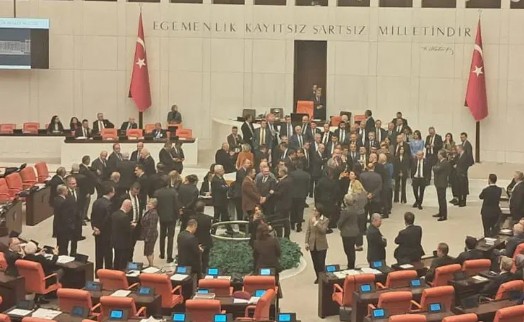 TBMM'de 'yoklama krizi': Olmayan AK Partili vekil adına oy kullanıldı!