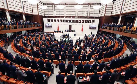 TBMM'de iç tüzük hazırlığı: 'Düzeni bozan' vekile maaş kesintisi ve giriş yasağı gündemde!