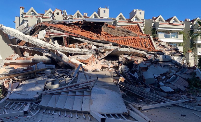 Faciadan dönüdüldü: Tadilattaki 5 katlı apart otel çöktü!