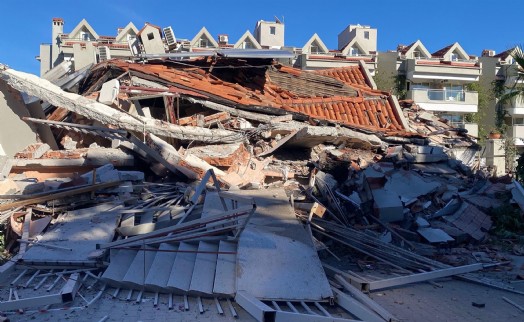 Faciadan dönüdüldü: Tadilattaki 5 katlı apart otel çöktü!