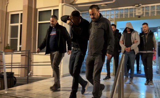 Takip edildiklerini anlayınca uyuşturucuyu yola döktüler!