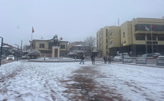 Tavşanlı'da kar yağışı etkili oldu