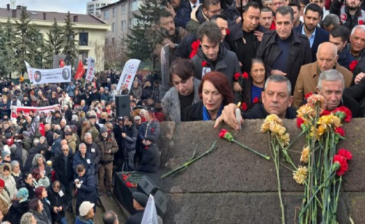 Uğur Mumcu 'türkülerle' anıldı: Özel ve Yavaş karanfiller bıraktı