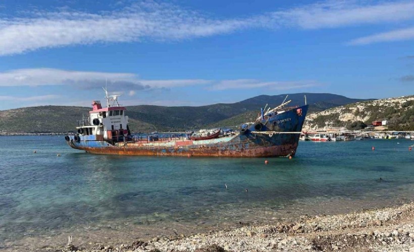 Urla Demircili Sahili’nde asbestli gemi skandalı