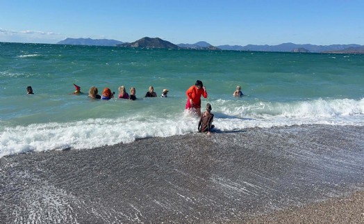 Yardıma muhtaç çocuklar için denize girdiler!