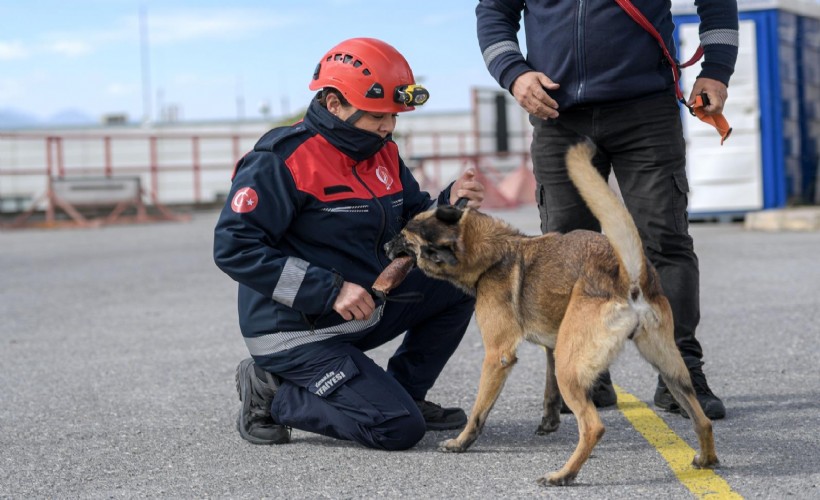 23 saat oğlunu enkazda bekledi, şimdi başkalarına umut oluyor