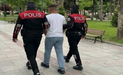 65 ayrı dosyadan aranıyordu: 152 yıl hapis cezası bulunan 17 yaşındaki şüpheli tutuklandı