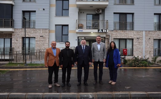 AK Parti Bayraklı'da 20 mahallede eş zamanlı ziyaret: 150 yeni üye
