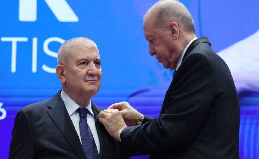 AK Parti'ye bir milletvekili daha katıldı: Kani Torun'un rozetini Erdoğan taktı