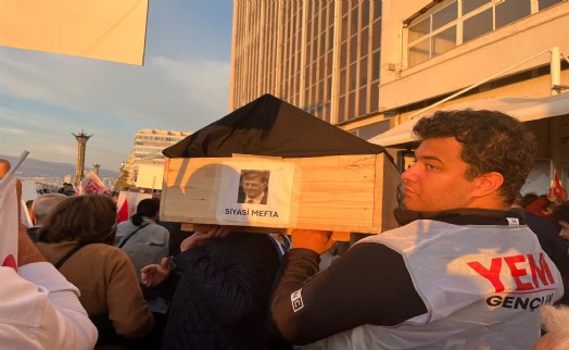 AK Parti'ye geçen Cemil Tugay'a tabutlu tepki! 'Siyasi mefta'