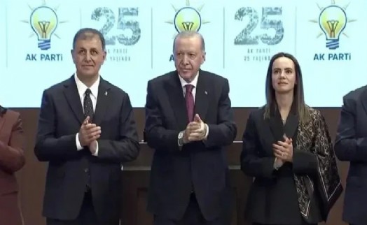 AK Parti'ye katıldı: Rozet takınca Erdoğan'dan övgüyle bahseden Cemil Tugay da geleneğe uydu
